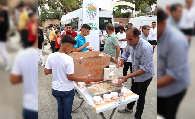 Toroslar Belediyesin den  Cami Önündeki Vatandaşlara Keşkek İkramı